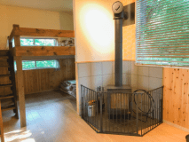 ロフト付きの寝室。部屋には薪ストーブ付