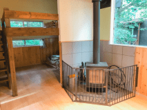 ロフト付きの寝室。部屋には薪ストーブ付