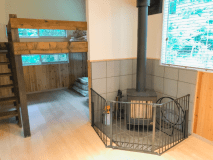 ロフト付きの寝室。部屋には薪ストーブ付