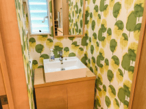 北欧風壁紙（葉っぱの模様）が特徴の洗面台