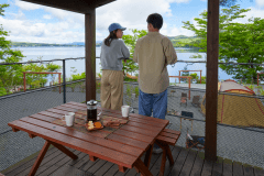 湖畔の眺めを堪能できる高床式コテージ