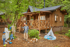 ウッドチップを敷き詰めた広々プライベートドッグラン付コテージです。