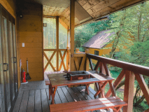 雨の日でもBBQが楽しめる屋根付きテラス