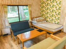 優しい葉の音色をイメージした明るい内装のコテージ（次の写真を見る方法：画像をタップ&rarr;画像上の◀▶ボタンをタップ）