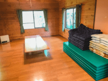 リビング（テーブル、布団・マットレス6組）