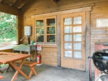 雨の日でもBBQが楽しめる屋根付きテラス