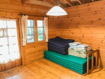 8畳ワンルームのフローリングタイプのコテージ。寝具セット4組付