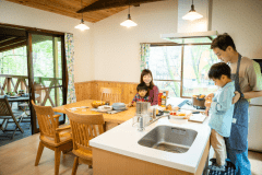 家族・友人と会話を弾ませながら楽しく食材準備ができる、アイランドキッチンがあるコテージ