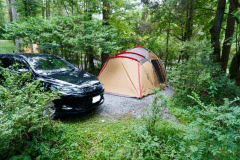 車1台と２ルームテント1張は設営可能ですが、スペースに余裕はありません。