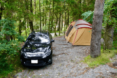 車1台と２ルームテント1張がちょうど収まるサイズです。