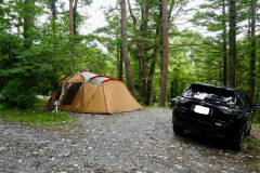 車1台と２ルームテント1張がちょうど収まるサイズです。