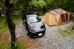 車1台と２ルームテント1張は可能ですが、スペースに余裕はありません。