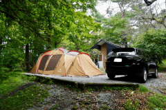 画像の2ルームテントのサイズは580cm×360cmです。