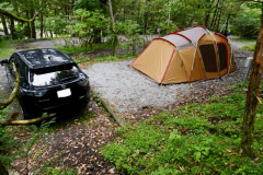 車1台と２ルームテント1張しても、ゆったり広々とご利用いただけます。