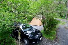 車1台と２ルームテント1張がちょうど収まるサイズです。