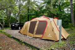 画像の2ルームテントのサイズは580cm×360cmです。