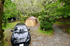 車1台と２ルームテント1張がちょうど収まるサイズです。
