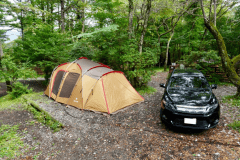 車1台と２ルームテント1張は可能ですが、スペースに余裕はありません。