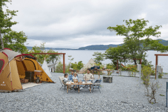 湖畔を高い位置から見渡せるサイト