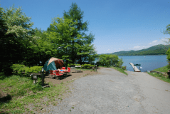 歩いてすぐ湖にいけるキャンプサイト