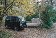 車1台とテント1張しても、ゆったり広々とご利用いただけます。(テント大きさ:約360cm(L)x280cm(W)x140(H))