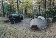 車1台とテント1張がちょうど収まるサイズです。(テント大きさ:約360cm(L)x280cm(W)x140(H))