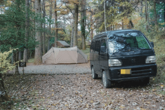 車1台とテント1張しても、ゆったり広々とご利用いただけます。(テント大きさ:約360cm(L)x280cm(W)x140(H))