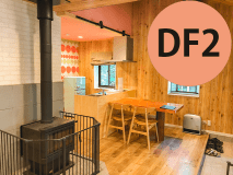 北欧風壁紙（ピンクの花柄×木目調）が特徴。薪ストーブ付（次の写真を見る方法：画像をタップ→画像上の◀▶ボタンをタップ）