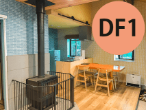 北欧風壁紙（青いタイル模様×黄色い下地の水玉模様）が特徴。薪ストーブ付（次の写真を見る方法：画像をタップ→画像上の◀▶ボタンをタップ）