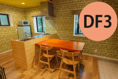 北欧風壁紙（緑色のレンガ模様）が特徴。薪ストーブ付（次の写真を見る方法：画像をタップ→画像上の◀▶ボタンをタップ）