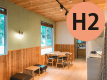 北欧風壁紙（明るい黄緑×木目調の腰壁）が特徴（次の写真を見る方法：画像をタップ→画像上の◀▶ボタンをタップ）