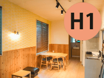 北欧風壁紙（黄色い象の模様×木目調の腰壁）が特徴（次の写真を見る方法：画像をタップ→画像上の◀▶ボタンをタップ）