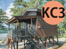 湖畔の眺めを堪能できる高床式コテージ（次の写真を見る方法：画像をタップ→画像上の◀▶ボタンをタップ）