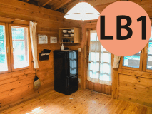 ウッディーな雰囲気のシンプルな室内。食器棚と冷蔵庫付（次の写真を見る方法：画像をタップ→画像上の◀▶ボタンをタップ）