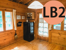 ウッディーな雰囲気のシンプルな室内。食器棚と冷蔵庫付（次の写真を見る方法：画像をタップ→画像上の◀▶ボタンをタップ）