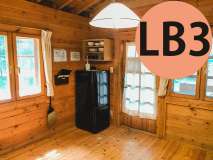 ウッディーな雰囲気のシンプルな室内。食器棚と冷蔵庫付（次の写真を見る方法：画像をタップ→画像上の◀▶ボタンをタップ）