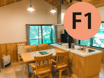 アイランドキッチンが付いているコテージ（次の写真を見る方法：画像をタップ→画像上の◀▶ボタンをタップ）