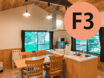 アイランドキッチンが付いているコテージ（次の写真を見る方法：画像をタップ→画像上の◀▶ボタンをタップ）