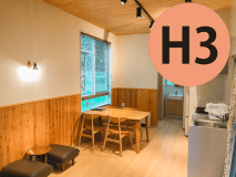 北欧風壁紙（白×木目調の腰壁）が特徴（次の写真を見る方法：画像をタップ→画像上の◀▶ボタンをタップ）