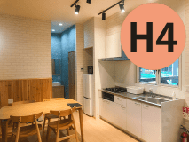 北欧風壁紙（白いタイル模様×木目調の腰壁）が特徴（次の写真を見る方法：画像をタップ→画像上の◀▶ボタンをタップ）