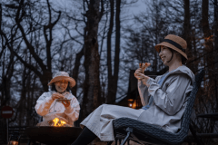 焚き火をしながら談笑を楽しむ