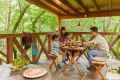 森林浴を満喫しながらBBQが楽しめる、屋根付きの大型テラス
