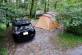 車1台と２ルームテント1張は可能ですが、スペースに余裕はありません。