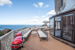 海のパノラマを望むサンセットオーシャンビューテラス。BBQコンロ・ソファー・テーブルを完備しています。