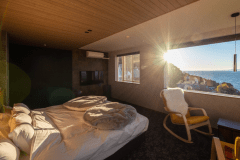 景色が旅のメインとなるような唯一のお部屋。キングサイズのベッドや大型TV・トイレなど備えてある快適なな空間となっております。