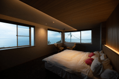 景色が旅のメインとなるような唯一のお部屋。キングサイズのベッドや大型TV・トイレなど備えてある快適なな空間となっております。