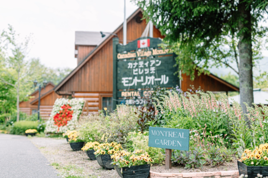 看板前のモントリオールガーデン