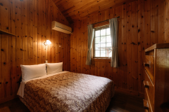 ダブルベッドの寝室