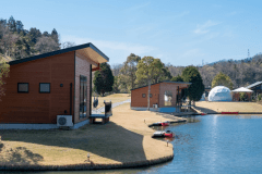 *【ウッドキャビン一例】高床式に設置した広めのウッドデッキと大きな窓から望む伊吹山が絶景。