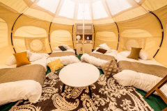 *【ロータステント】水際ぎりぎりのウッドデッキに建つスライム型のユニークなテントです。